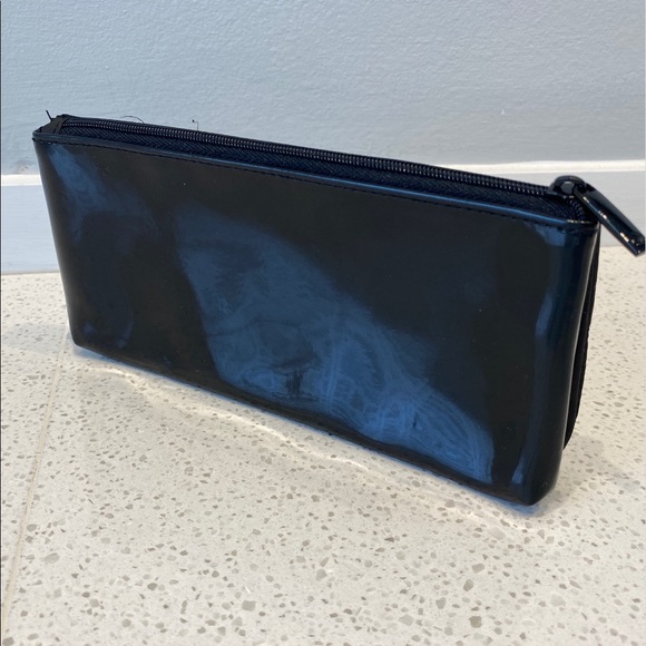 Authentic Chanel cosmetic pouch case clutch in black. Nylon and patent leather - Picture 2 of 6